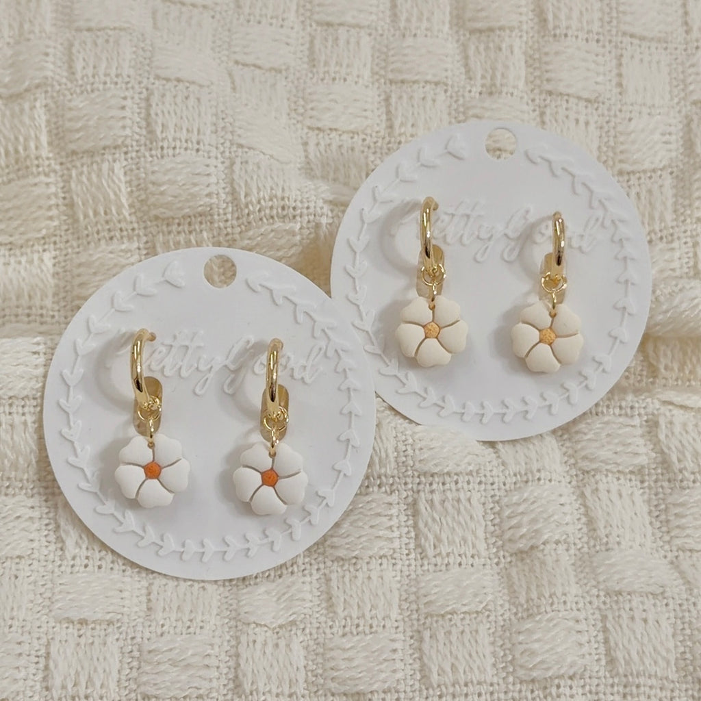Heart Petal Daisy Huggie Earrings 18K Gold Plated Mini Floral Drop Cute Minimalist Flower Earrings Handmade