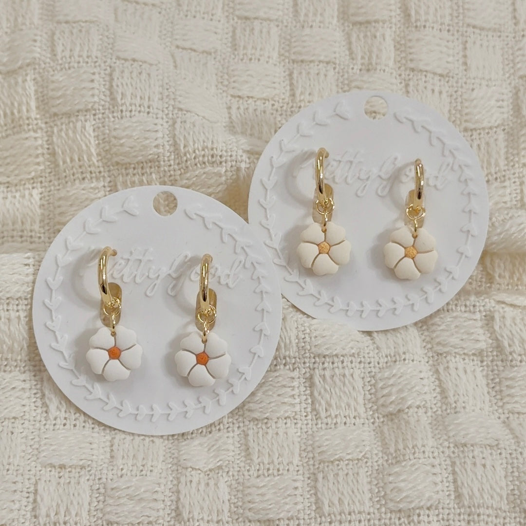Heart Petal Daisy Huggie Earrings 18K Gold Plated Mini Floral Drop Cute Minimalist Flower Earrings Handmade